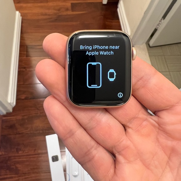 Apple Watch Series 6 Gold GPS + CEL 44MM w/ Inverness Green Sport Loop - Picture 4 of 8